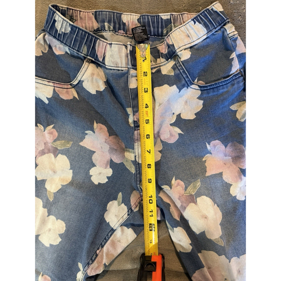 Hue Legging Jeans With White Flowers Denim Elastic Waist Size Small - Picture 5 of 13